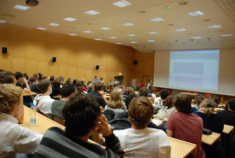 Des étudiants en amphithéatre